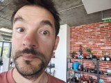 Selfie samples, internal camera - 22mm, f/1.9, ISO 1259, 1/50s (4080x3060px) - Motorola Razr 70 Ultra review