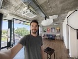 Selfie samples, ultrawide camera (0.5x) - 12mm, f/2.0, ISO 950, 1/50s (4096x3072px) - Motorola Razr Fold review