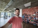 Selfie samples, ultrawide camera (0.5x) - 12mm, f/2.0, ISO 1009, 1/50s (4096x3072px) - Motorola Razr Fold review