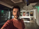 Selfie samples, cover camera - 21mm, f/2.4, ISO 9672, 1/10s (2592x1944px) - Motorola Razr Fold review